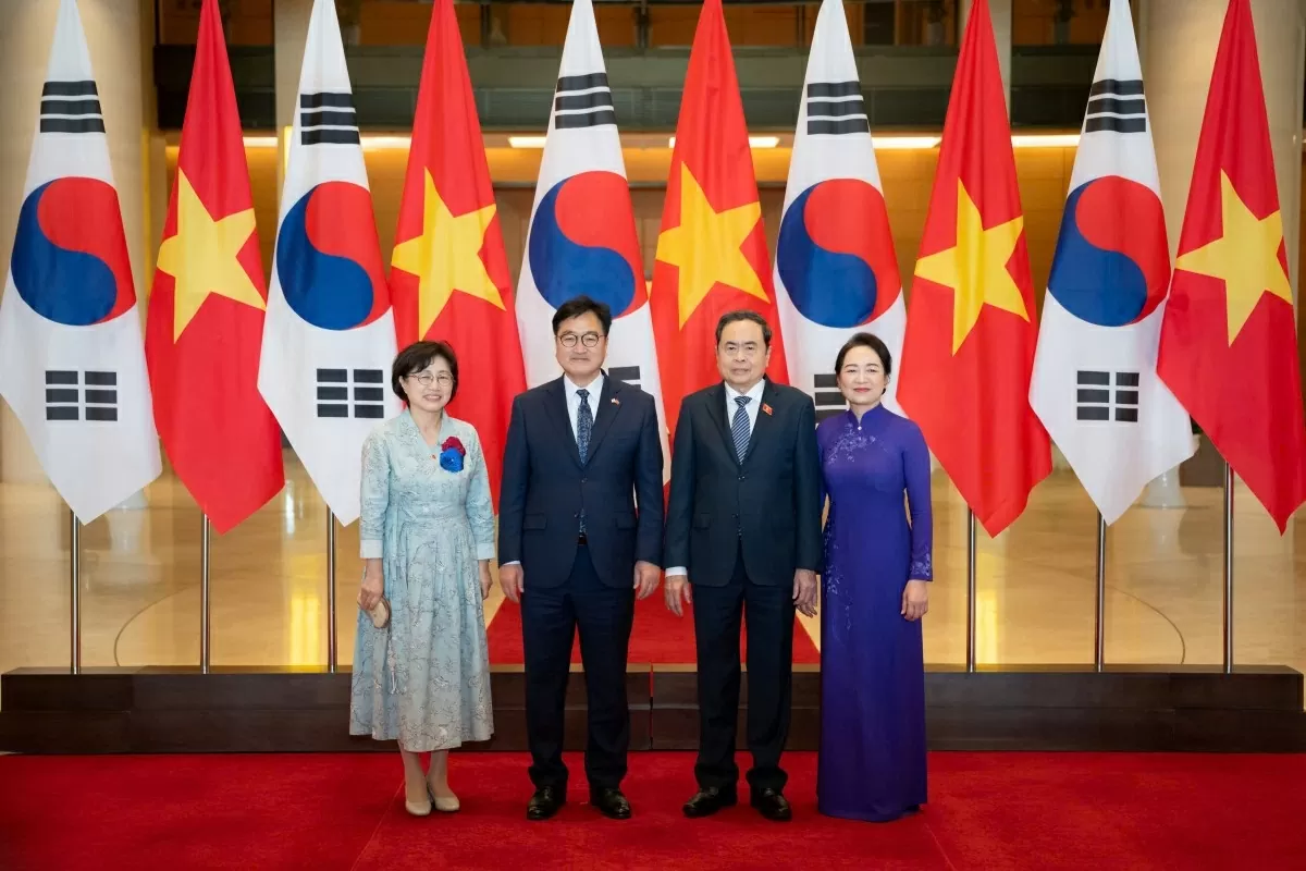 Chủ tịch Quốc hội Trần Thanh Mẫn và Phu nhân Nguyễn Thị Thanh Nga và Chủ tịch Quốc hội Hàn Quốc Woo Won Shik và Phu nhân Shin Kyunghye tại lễ đón. Chủ tịch Quốc hội Trần Thanh Mẫn và Phu nhân Nguyễn Thị Thanh Nga và Chủ tịch Quốc hội Hàn Quốc Woo Won Shik và Phu nhân Shin Kyunghye tại lễ đón.