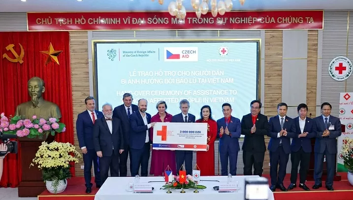 Chủ tịch Thượng viện Quốc hội Czech trao 3,5 tỷ đồng hỗ trợ khắc phục hậu quả bão lũ tại Việt Nam
