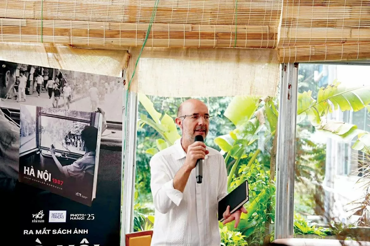 Tác giả Jean-Charles Sarrazin tại buổi ra mắt sách ảnh Hà Nội 1987. (Nguồn: BTC) Tác giả Jean-Charles Sarrazin tại buổi ra mắt sách ảnh Hà Nội 1987. (Nguồn: BTC)