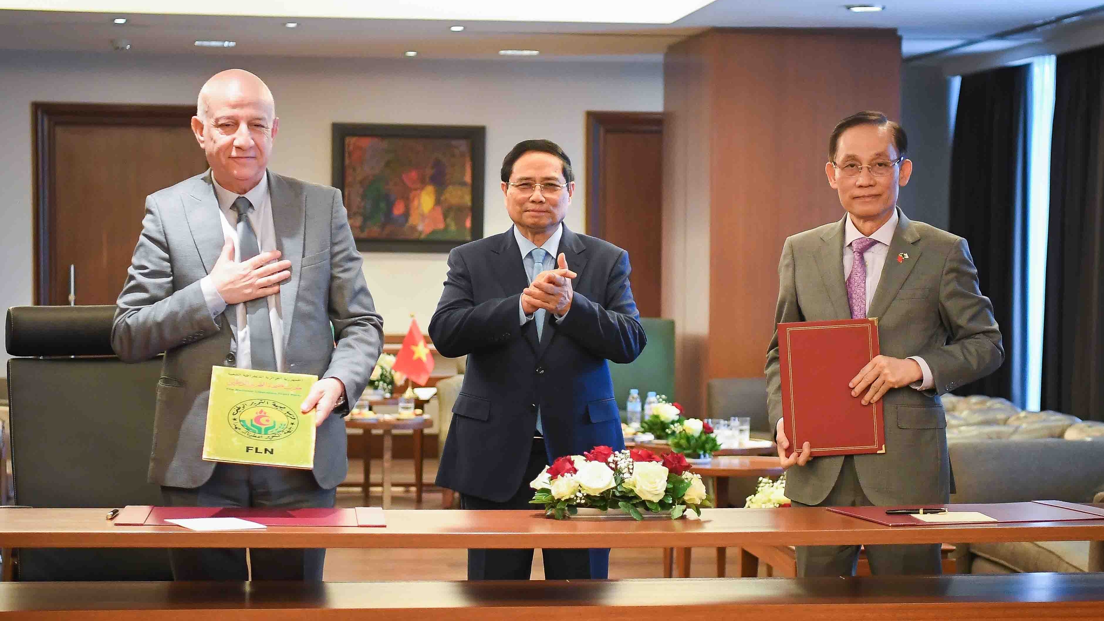 thu tuong tiep tong bi thu dang mat tran giai phong dan toc algeria