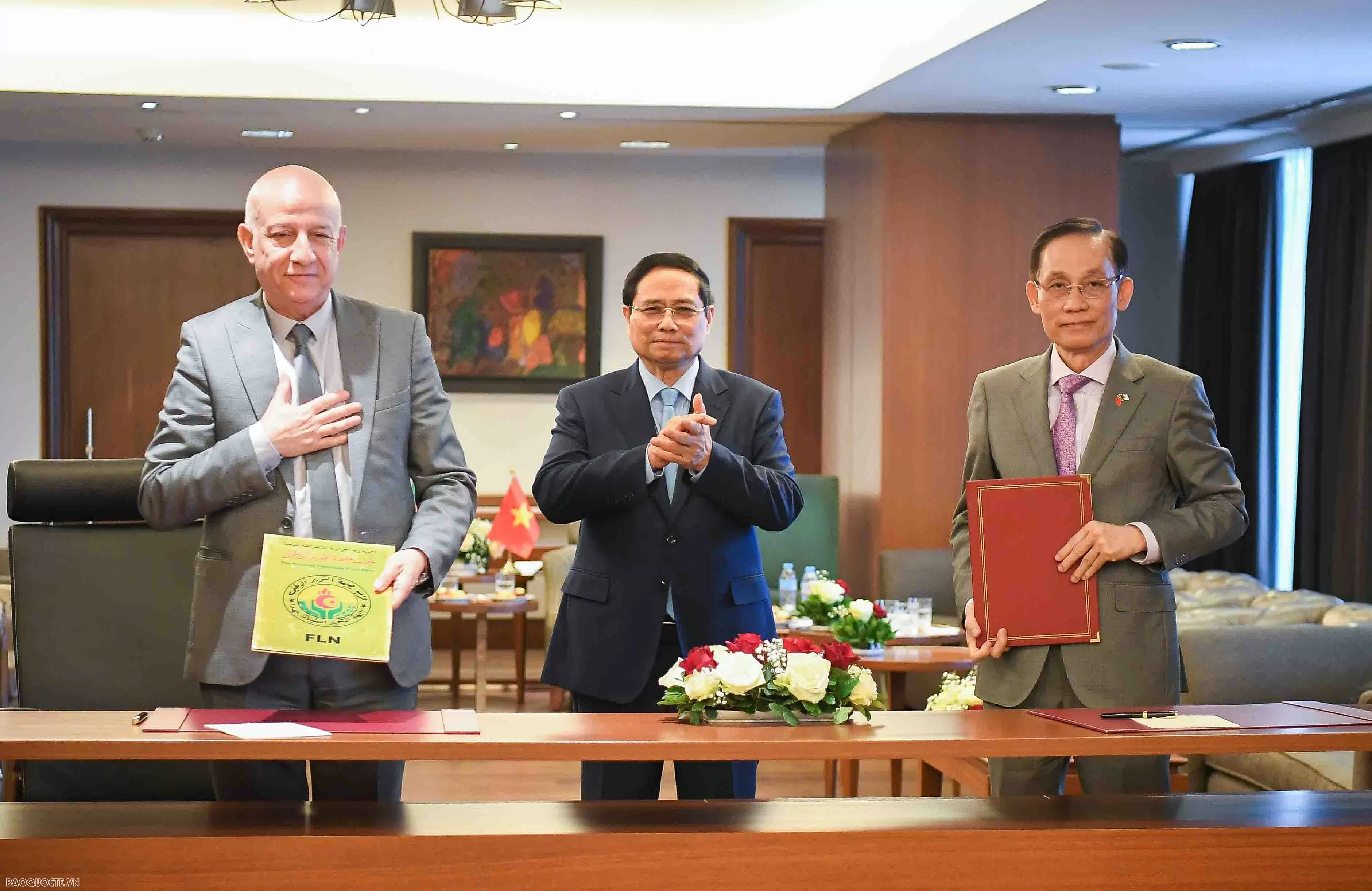 Thủ tướng Tiếp Tổng Bí thư Đảng FLN và chứng kiến Lễ ký, trao Thoả thuận hợp tác giữa hai Đảng