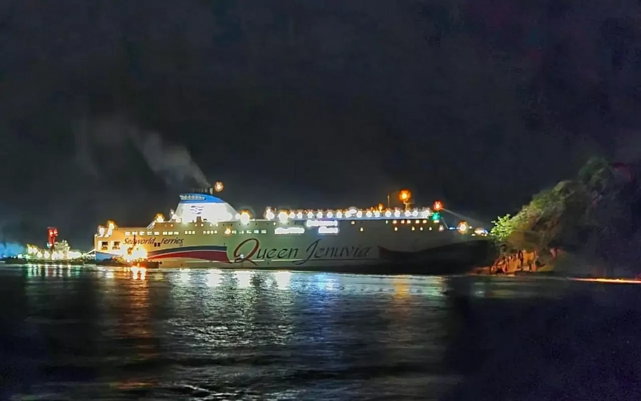 Hàn Quốc bắt giữ hai thuyền viên vì cẩu thả sau sự cố phà mắc cạn Hàn Quốc bắt giữ hai thuyền viên vì cẩu thả sau sự cố phà mắc cạn