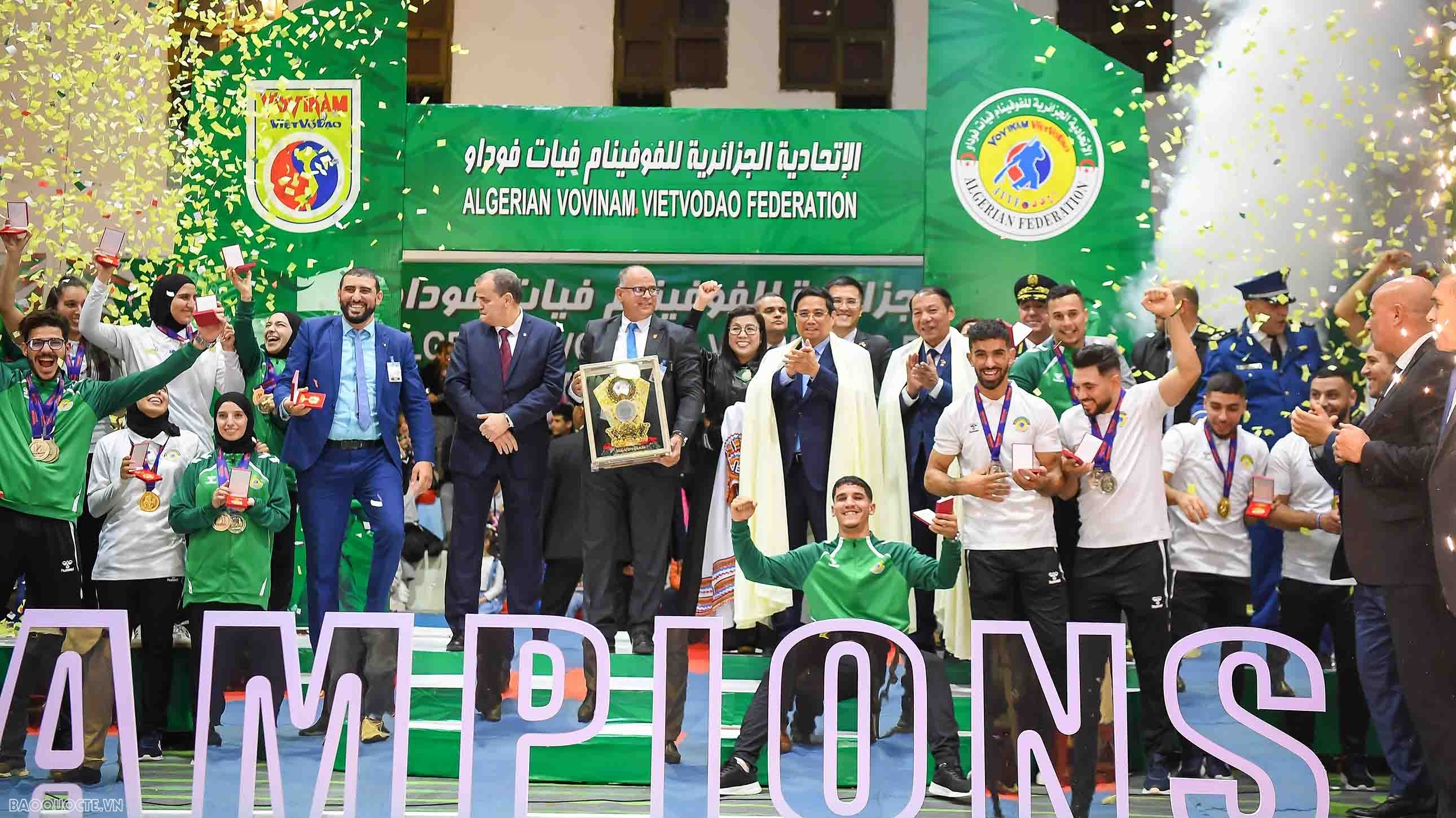 thu tuong va phu nhan du khan doi tuyen quoc gia vovinam cua algeria bieu dien