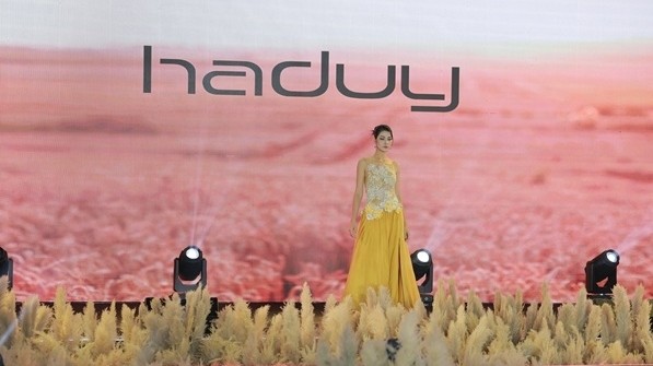 Ấn tượng show thời trang 'Chuyển động - Tái sinh' của NTK Hà Duy tại Vườn Âm nhạc Nhà hát Lớn Hà Nội