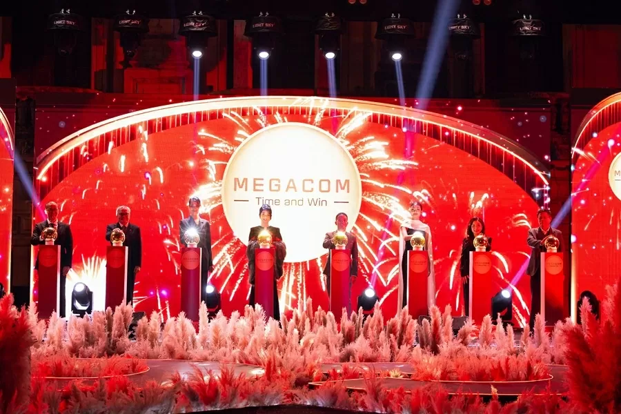 Ấn tượng show thời trang 'Chuyển động - Tái sinh' của NTK Hà Duy tại Vườn Âm nhạc Nhà hát Lớn Hà Nội