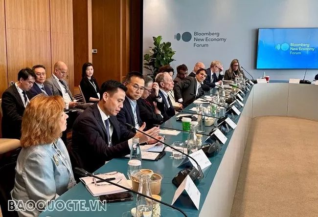 Thứ trưởng Ngoại giao Đặng Hoàng Giang tham dự Diễn đàn Kinh tế mới 2025 của Bloomberg tại Singapore