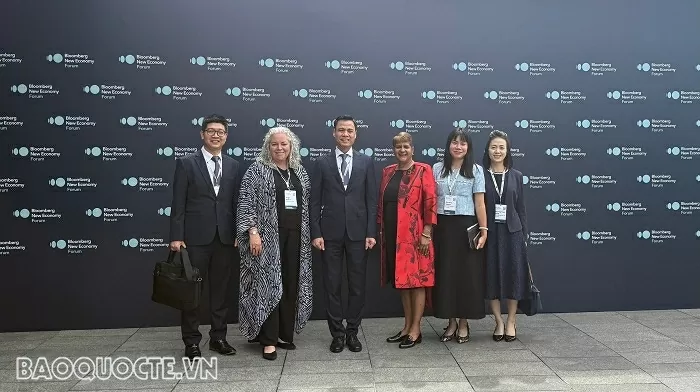 Thứ trưởng Ngoại giao Đặng Hoàng Giang tham dự Diễn đàn Kinh tế mới 2025 của Bloomberg tại Singapore