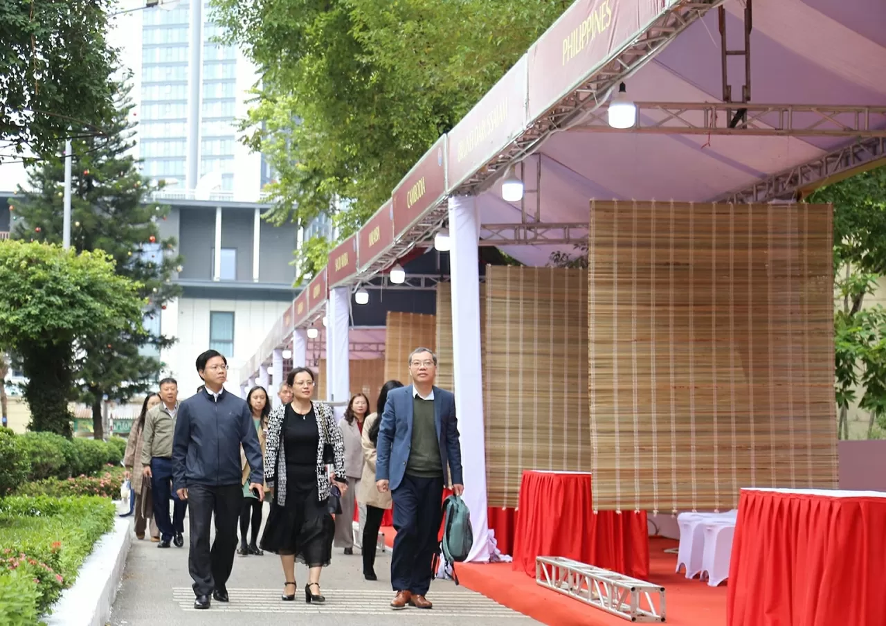 Sáng 21/11, Thứ trưởng Ngoại giao Ngô Lê Văn đã trực tiếp đến kiểm tra và chỉ đạo công tác tổng duyệt Liên hoan Ẩm thực Quốc tế 2025 tại Khu Ngoại giao Đoàn, nơi sẽ diễn ra sự kiện trong hai ngày 22-23/11. (Ảnh: Thành Long)