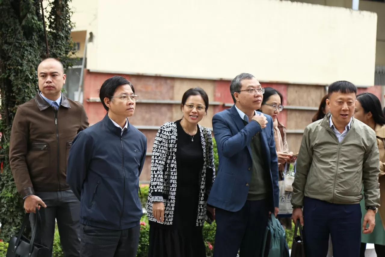 , Thứ trưởng Ngô Lê Văn đã nghe báo cáo tổng thể về tiến độ chuẩn bị, bố trí gian hàng, phương án đảm bảo an ninh – an toàn, công tác phòng cháy chữa cháy, vệ sinh an toàn thực phẩm, quy trình đón tiếp khách mời quốc tế và các hoạt động biểu diễn văn hoá nghệ thuật. (Ảnh: Thành Long)