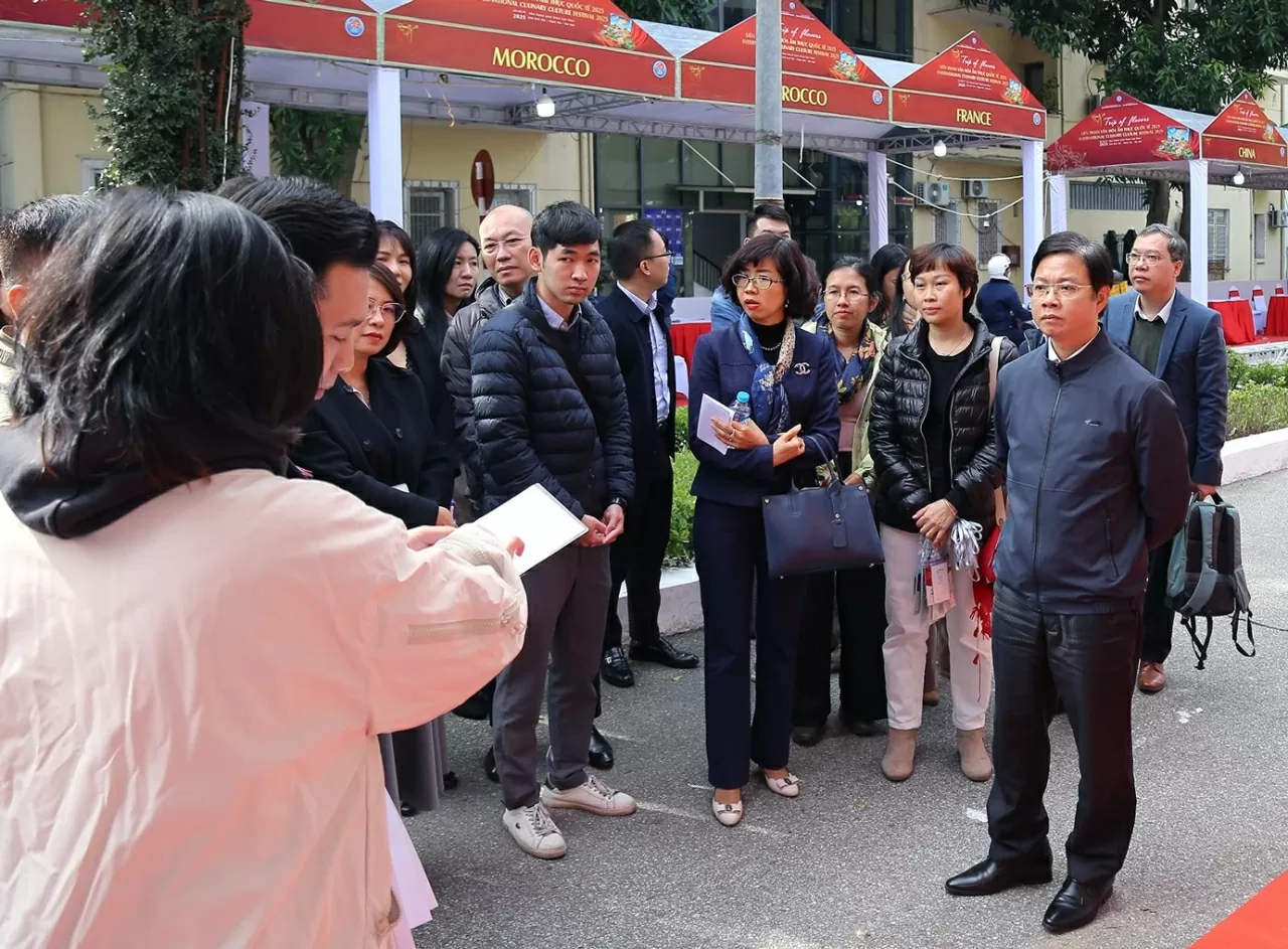 Phát huy sức mạnh Đại đoàn kết toàn dân tộc quyên góp ủng hộ cho đồng bào chịu thiệt hại do mưa lũ trong thời gian vừa qua. Tích cực ủng hộ về vật chất và tinh thần, đồng hành cùng với đồng bào các tỉnh bị thiệt hại bởi bão lũ vượt qua giai đoạn khó khan, lan tỏa tình đoàn kết toàn dân tộc. (Ảnh: Thành Long)