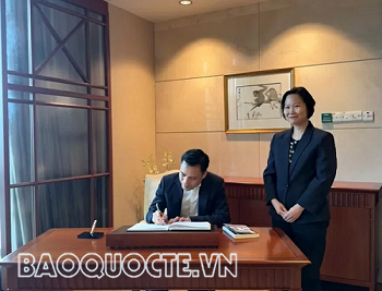 Thứ trưởng Ngoại giao Đặng Hoàng Giang tham dự Diễn đàn Kinh tế mới 2025 của Bloomberg tại Singapore Thứ trưởng Ngoại giao Đặng Hoàng Giang tham dự Diễn đàn Kinh tế mới 2025 của Bloomberg tại Singapore