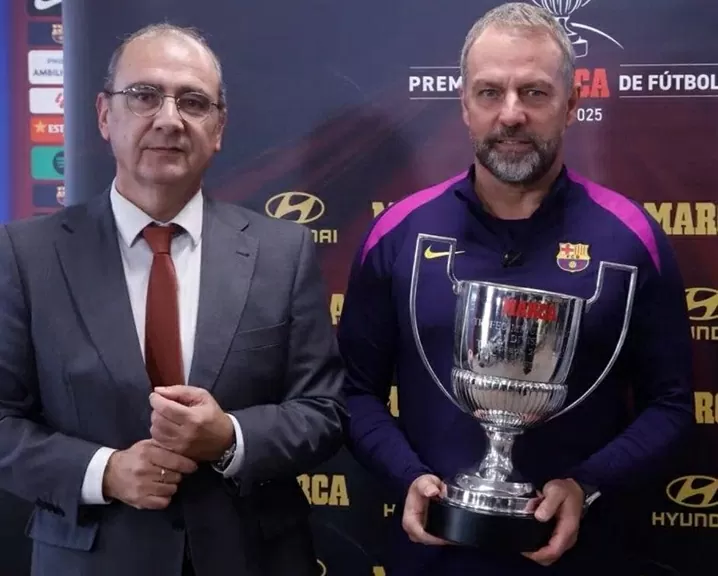 HLV Hansi Flick được vinh danh trước hai trận cầu đinh