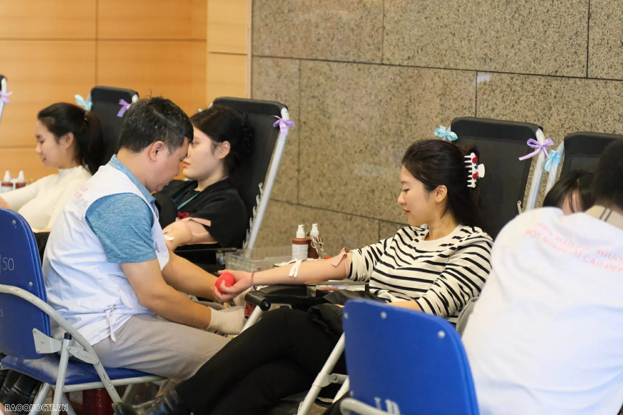 Ngày hội hiến máu Trái tim Ngoại giao: Nghĩa cử cao đẹp, lan tỏa trách nhiệm xã hội của tuổi trẻ Bộ Ngoại giao Ngày hội hiến máu Trái tim Ngoại giao: Nghĩa cử cao đẹp, lan tỏa trách nhiệm xã hội của tuổi trẻ Bộ Ngoại giao