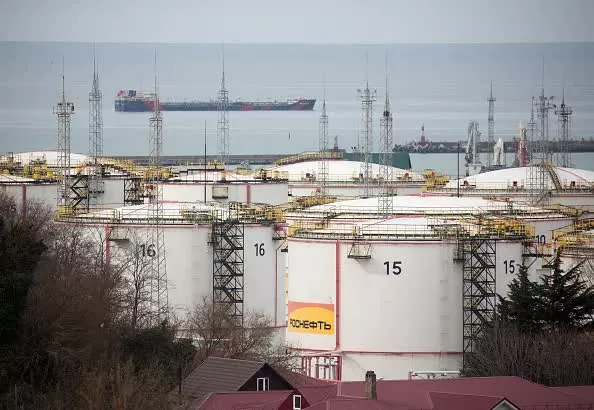 Các bể chứa dầu tại Nga do Rosneft vận hành. (Nguồn: Bloomberg)