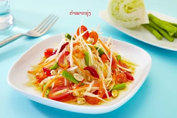 Món ăn Tam Mak Houng (nộm đu đủ) của Lào thu hút thực khách người Việt trẻ. (Nguồn: esabai.com) 