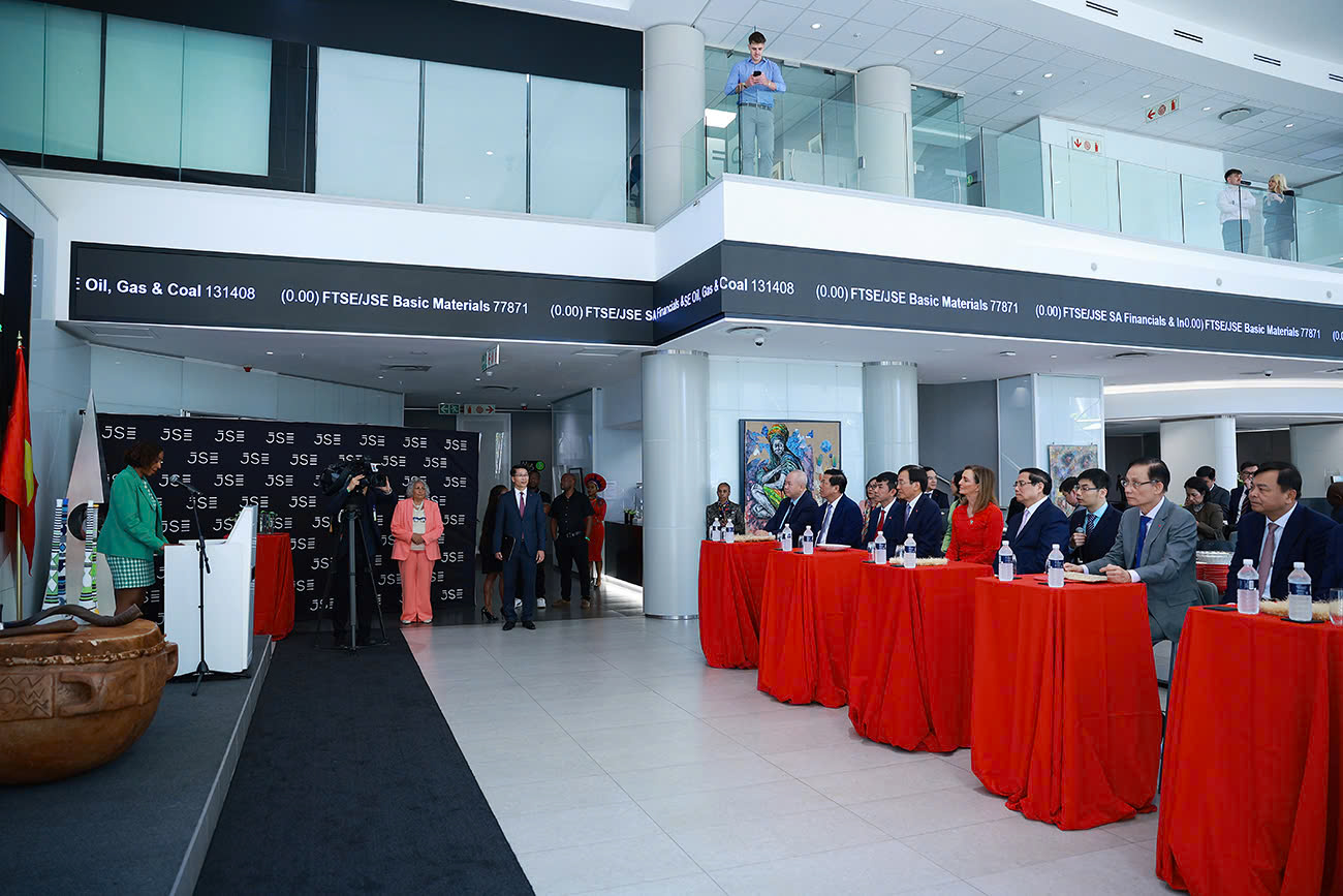 Thủ tướng thăm, làm việc tại thị trường chứng khoán lớn nhất châu Phi- Ảnh 5. Thủ tướng thăm, làm việc tại thị trường chứng khoán lớn nhất châu Phi- Ảnh 5.