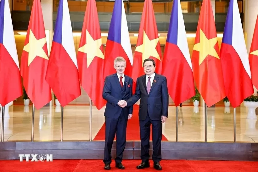 Chủ tịch Quốc hội Trần Thanh Mẫn đón Chủ tịch Thượng viện Quốc hội Cộng hòa Séc Milos Vystrcil. (Ảnh: Doãn Tấn/TTXVN) Chủ tịch Quốc hội Trần Thanh Mẫn đón Chủ tịch Thượng viện Quốc hội Cộng hòa Séc Milos Vystrcil. (Ảnh: Doãn Tấn/TTXVN)