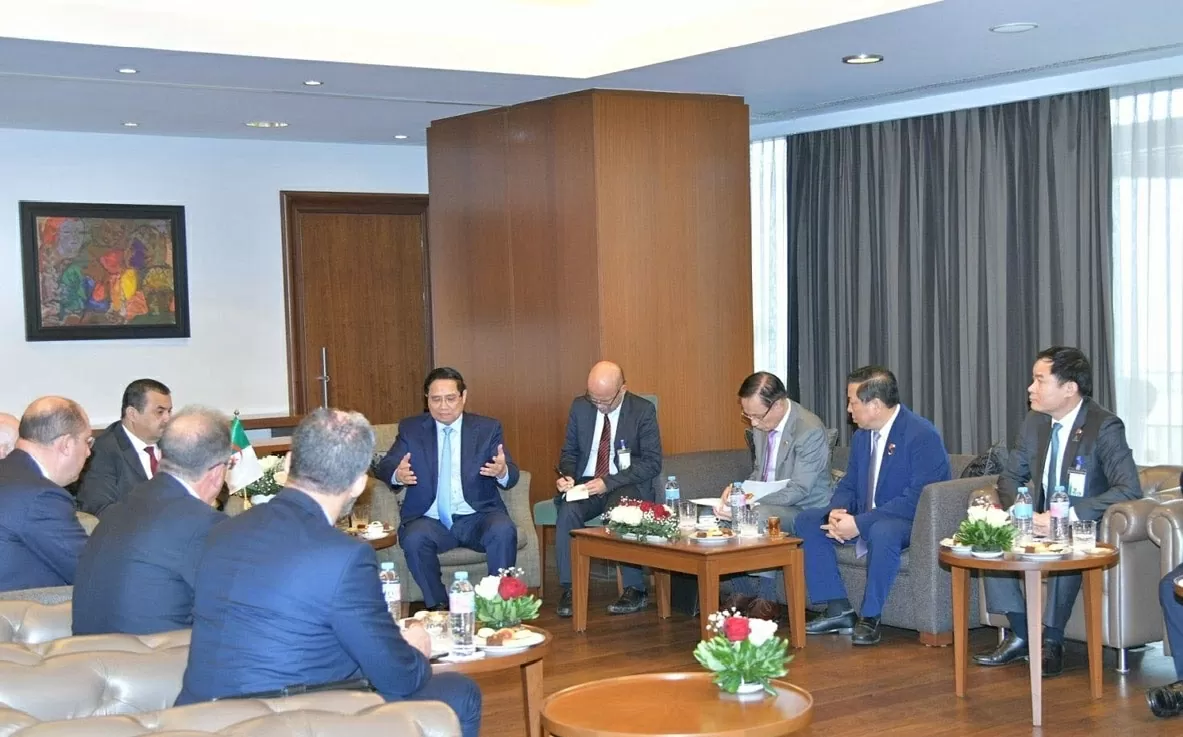 Thủ tướng đề nghị Bộ trưởng thúc đẩy mạnh mẽ hợp tác giữa hai nước trong lĩnh vực năng lượng, dầu khí, ủng hộ Petrovietnam tiếp tục mở rộng các hoạt động khai thác, dịch vụ dầu khí, đẩy mạnh lọc hóa dầu, chế biến phân bón, sợi polymer… tại Algeria