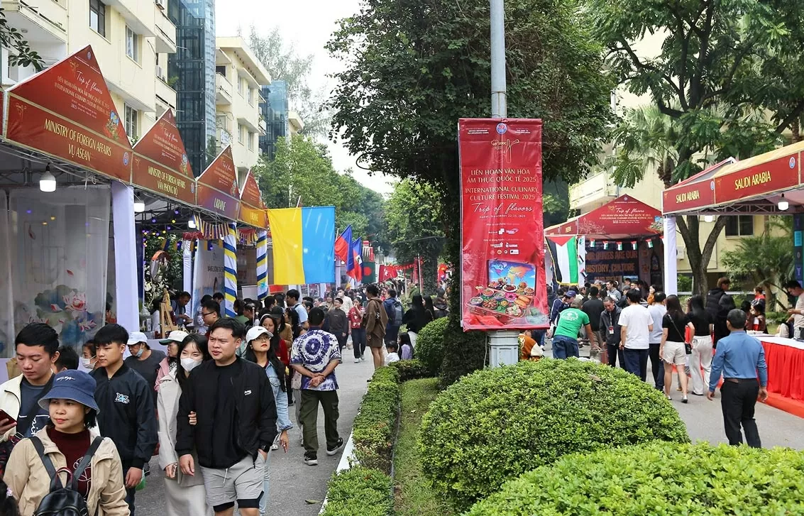 Liên hoan Văn hóa ẩm thực quốc tế 2025 diễn ra trong hai ngày từ 22-23/11 được chuẩn bị công phu, quy mô mở rộng, với gần 120 gian hàng ẩm thực đến từ các Đại sứ quán, Lãnh sự quán, Trung tâm Văn hóa nước ngoài và các Sở Ngoại vụ địa phương và các doanh nghiệp lớn. (Ảnh: Thành Long)