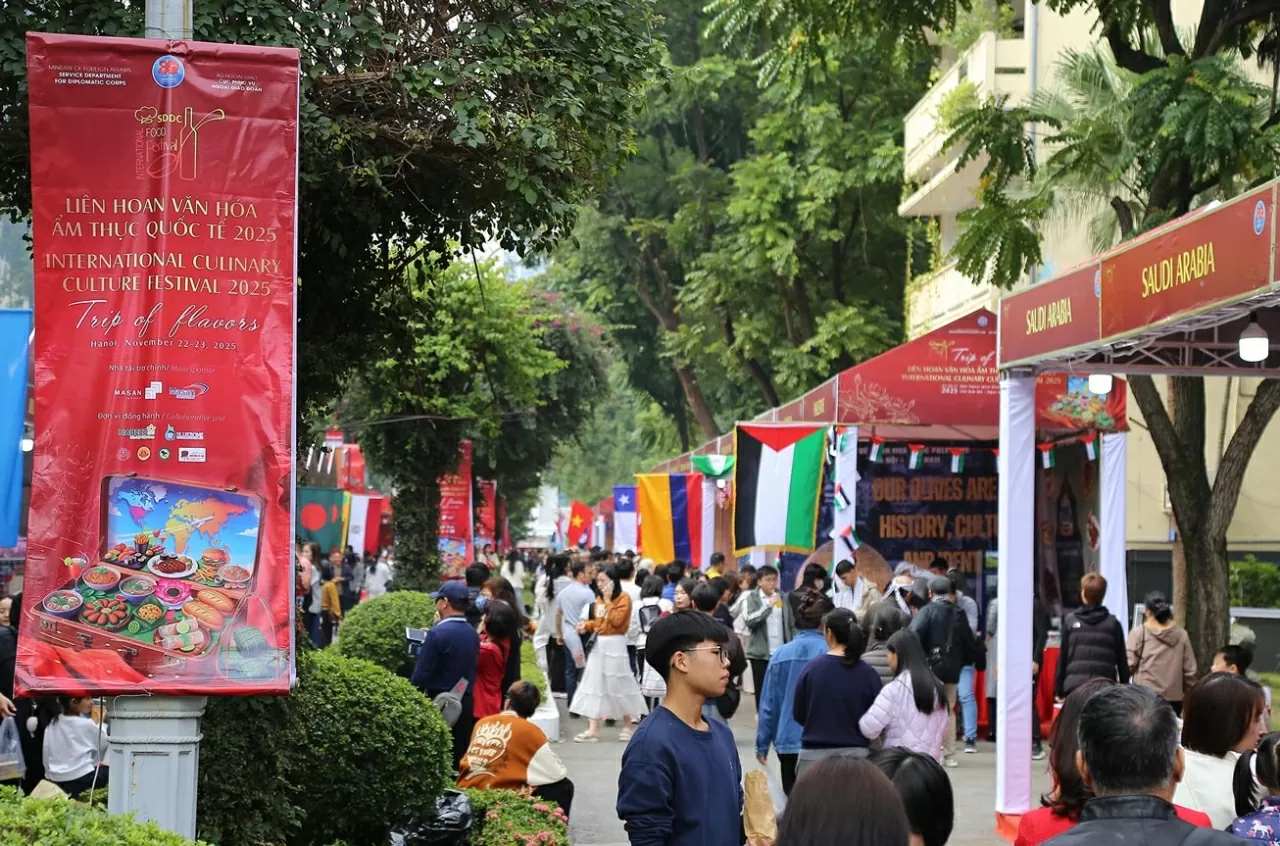 Sáng 22/11, Liên hoan Văn hóa ẩm thực quốc tế 2025 chính thức mở cửa chào đón du khách Thủ đô. (Ảnh: Thành Long)