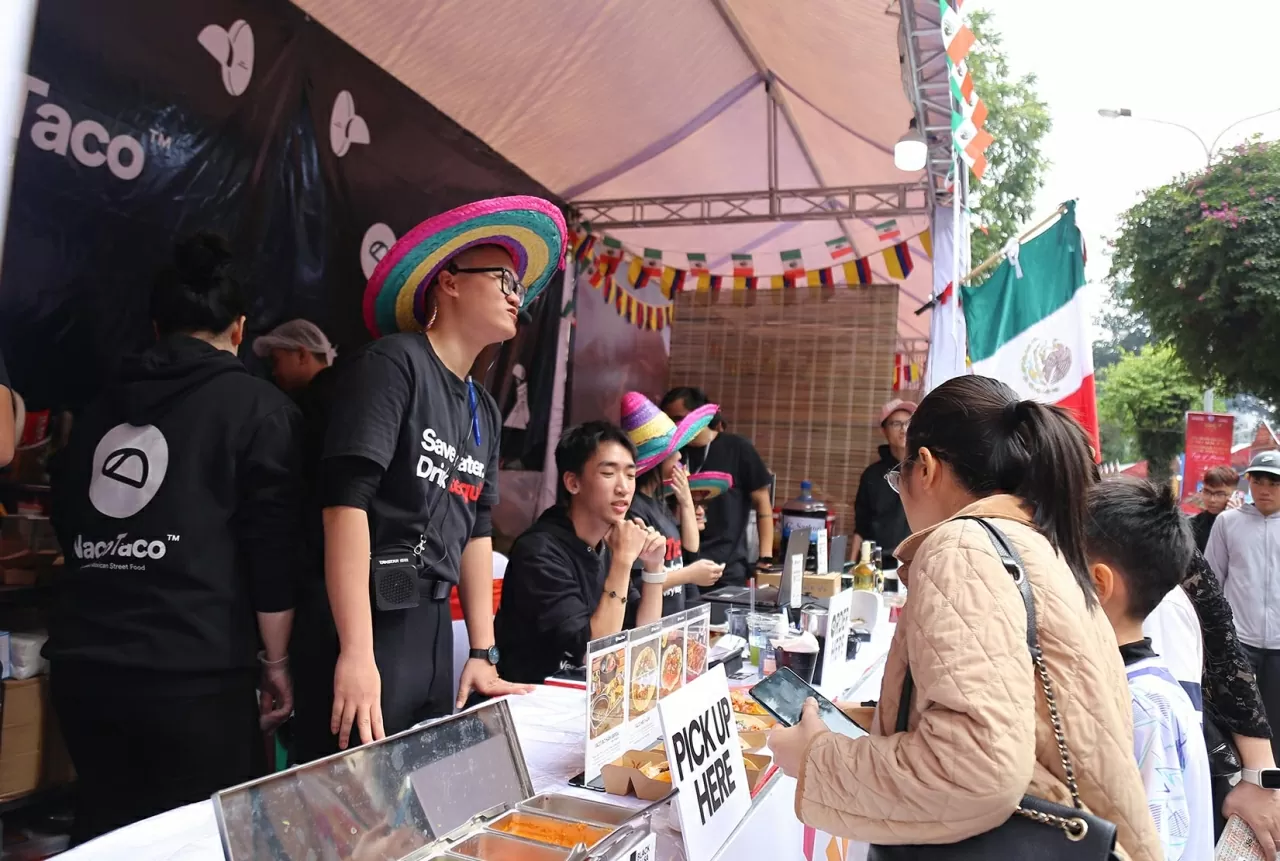 Gian hàng Mexico, Đại sứ quán đem đến Lễ hội những đặc sản như Taco, Tamales, Chiles en Nogada,... (Ảnh: Thành Long)