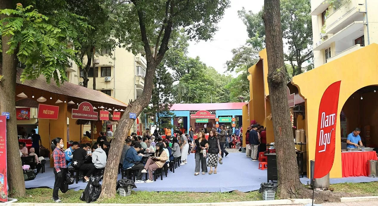 Khu vực Văn hóa ẩm thực ba miền thu hút đông đảo du khách cả trong lẫn ngoài nước. (Ảnh: Thành Long) Khu vực Văn hóa ẩm thực ba miền thu hút đông đảo du khách cả trong lẫn ngoài nước. (Ảnh: Thành Long)