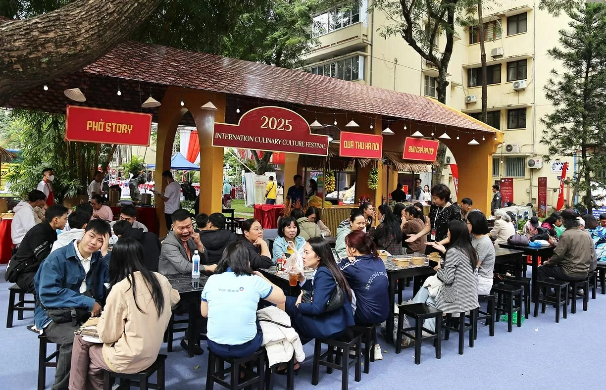 Tại đây quy tụ rất nhiều tinh hoa ẩm thực của Việt Nam như phở, bún chả, bánh mỳ Phượng, mỳ Quảng,... (Ảnh: Thành Long)