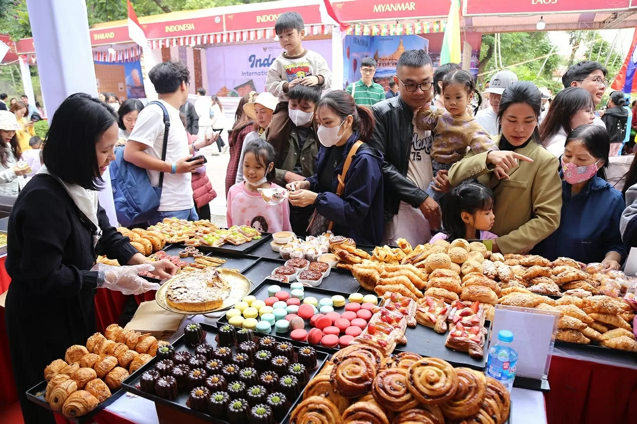 Nếu đã là tín đồ ẩm thực thì không thể bỏ qua quầy bánh ngọt nổi tiếng đến từ nước Pháp. (Ảnh: Thành Long)