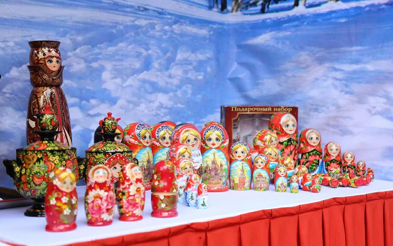 Không chỉ dừng lại ở ẩm thực, Đại sứ quán Nga còn dành không gian trưng bày Búp bê Babushka nổi tiếng. (Ảnh: Thành Long)