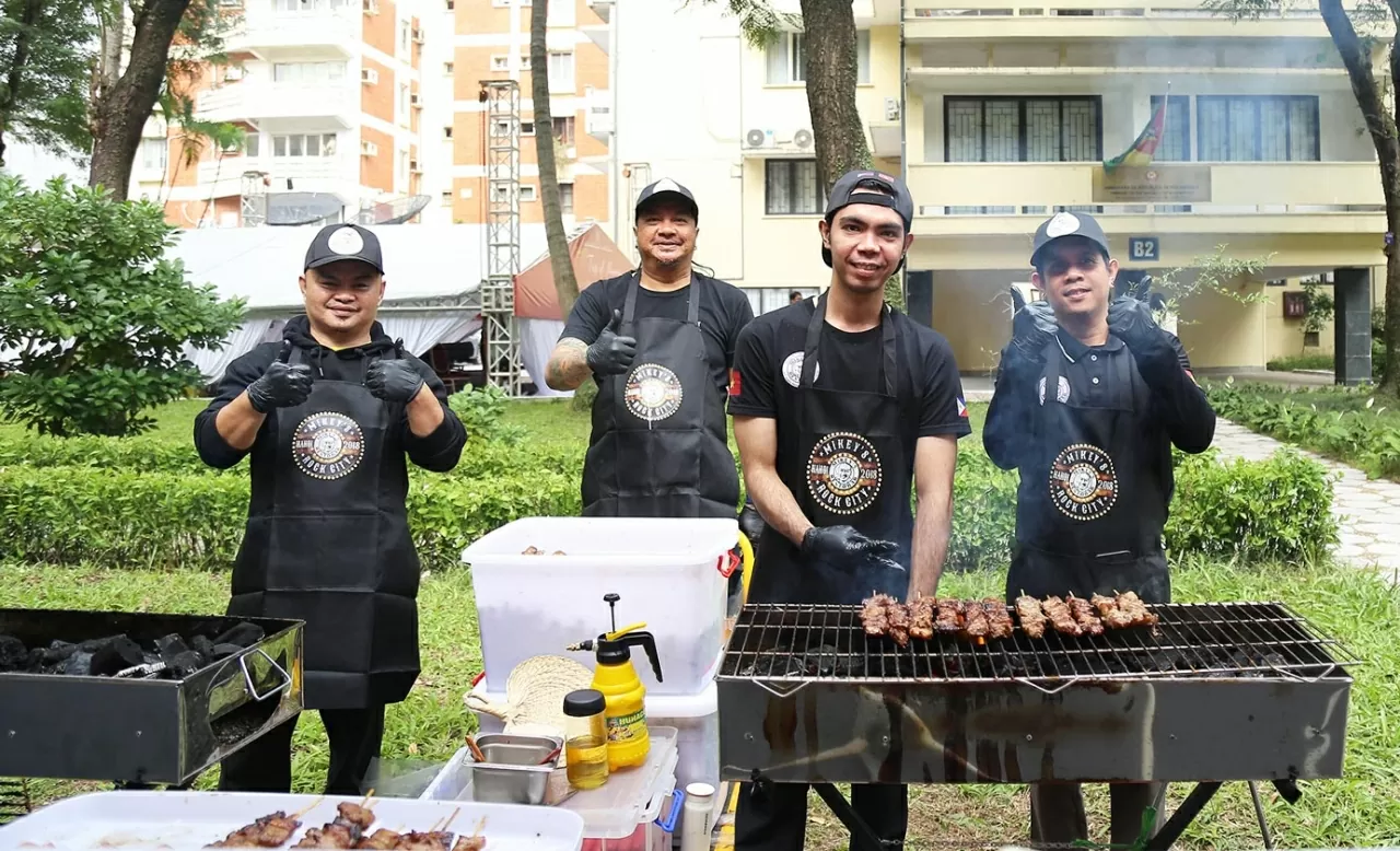 Đại sứ quán Philippines cho biết họ đã chuẩn bị 200kg thịt nướng để phục vụ cho Liên hoan Văn hóa ẩm thực quốc tế 2025. (Ảnh: Thành Long)