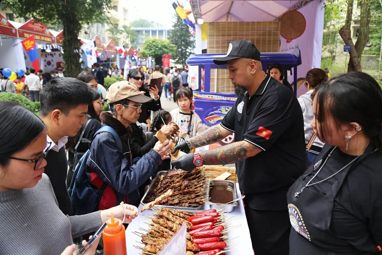 Philippines chắc chắn sẽ thỏa mãn những thực khách khó tính với quầy thịt nướng nghi ngút khói. (Ảnh: Thành Long)