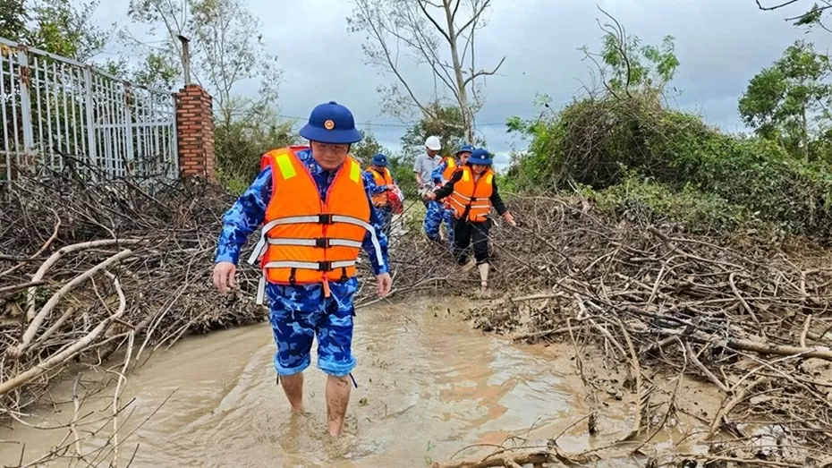 Những bước chân đi về phía nhân dân ảnh hưởng bởi mưa lũ Những bước chân đi về phía nhân dân ảnh hưởng bởi mưa lũ