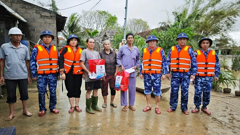 Những bước chân đi về phía nhân dân ảnh hưởng bởi mưa lũ
