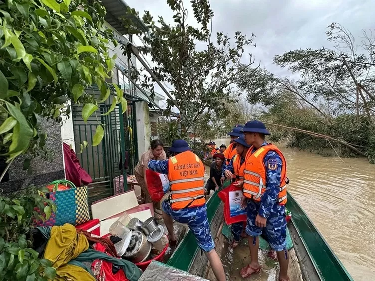 Những bước chân đi về phía nhân dân ảnh hưởng bởi mưa lũ Những bước chân đi về phía nhân dân ảnh hưởng bởi mưa lũ