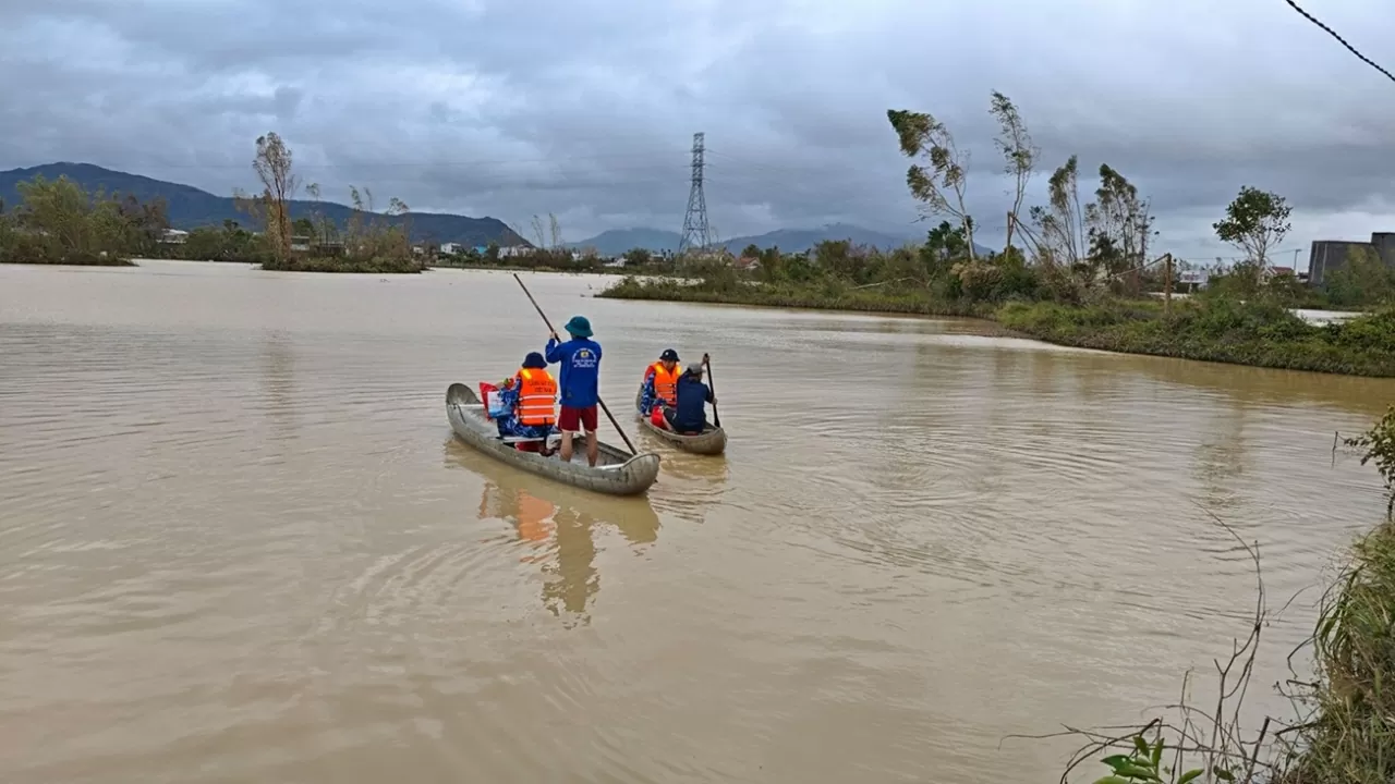 Những bước chân đi về phía nhân dân ảnh hưởng bởi mưa lũ Những bước chân đi về phía nhân dân ảnh hưởng bởi mưa lũ