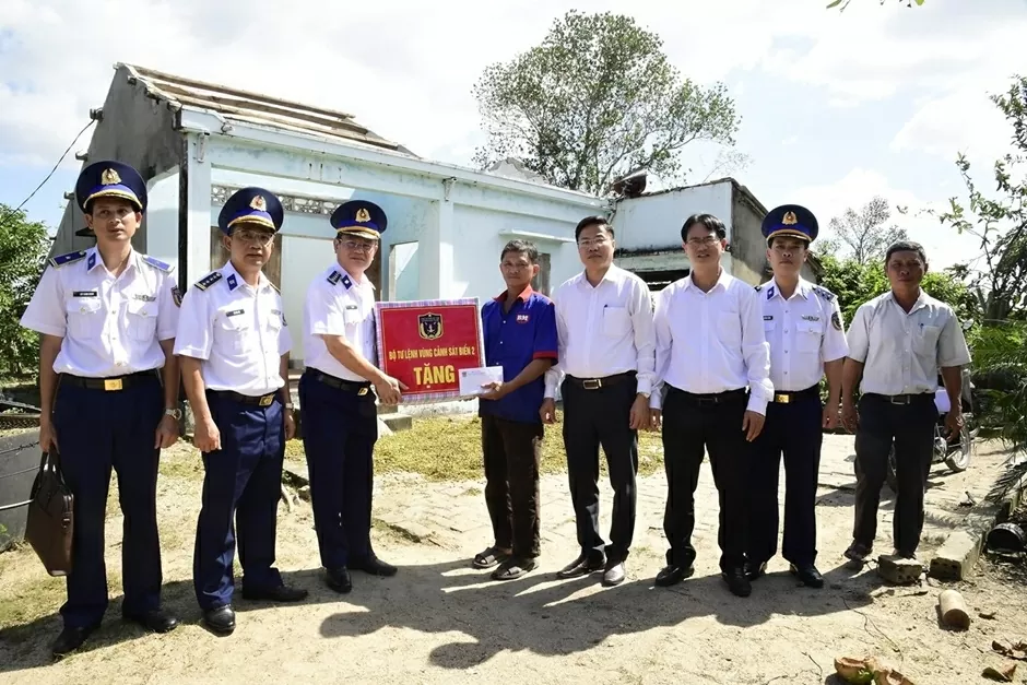 Những bước chân đi về phía nhân dân ảnh hưởng bởi mưa lũ Những bước chân đi về phía nhân dân ảnh hưởng bởi mưa lũ