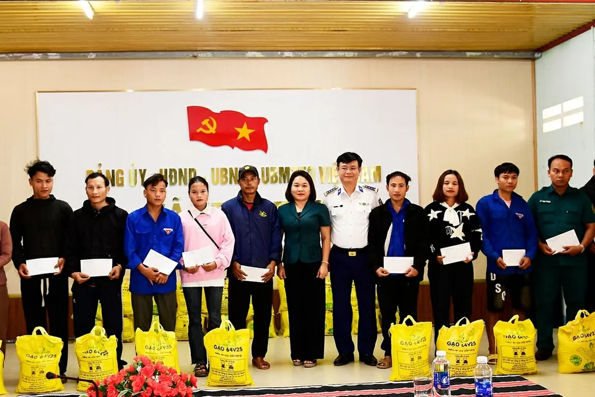 Những bước chân đi về phía nhân dân ảnh hưởng bởi mưa lũ