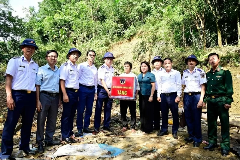 Những bước chân đi về phía nhân dân ảnh hưởng bởi mưa lũ