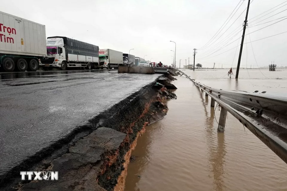 Khôi phục nhanh các tuyến giao thông và đường phục vụ công tác cứu hộ, cứu nạn Khôi phục nhanh các tuyến giao thông và đường phục vụ công tác cứu hộ, cứu nạn