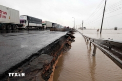 Khôi phục nhanh các tuyến giao thông và đường phục vụ công tác cứu hộ, cứu nạn vùng mưa lũ