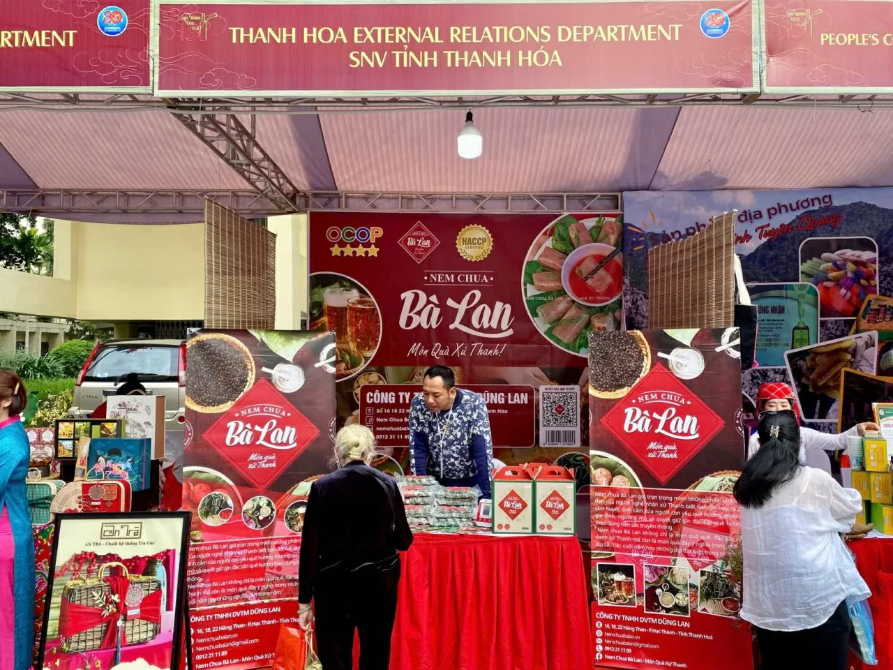 Sở Ngoại vụ tỉnh Thanh Hoá giới thiệu sản phẩm của thương hiệu Nem chua Bà Lan với niềm tự hào của địa phương vốn được mệnh danh là “đất nem chua”. (Ảnh: Xuân Sơn) Sở Ngoại vụ tỉnh Thanh Hoá giới thiệu sản phẩm của thương hiệu Nem chua Bà Lan với niềm tự hào của địa phương vốn được mệnh danh là “đất nem chua”. (Ảnh: Xuân Sơn)