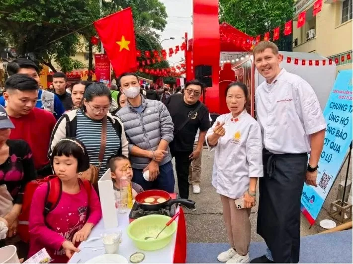 Các món Nga sẽ được sẽ được giao cho các đầu bếp chuyên nghiệp thực hiện. (Nguồn: ĐSQ Nga tại Việt Nam) Các món Nga sẽ được sẽ được giao cho các đầu bếp chuyên nghiệp thực hiện. (Nguồn: ĐSQ Nga tại Việt Nam)