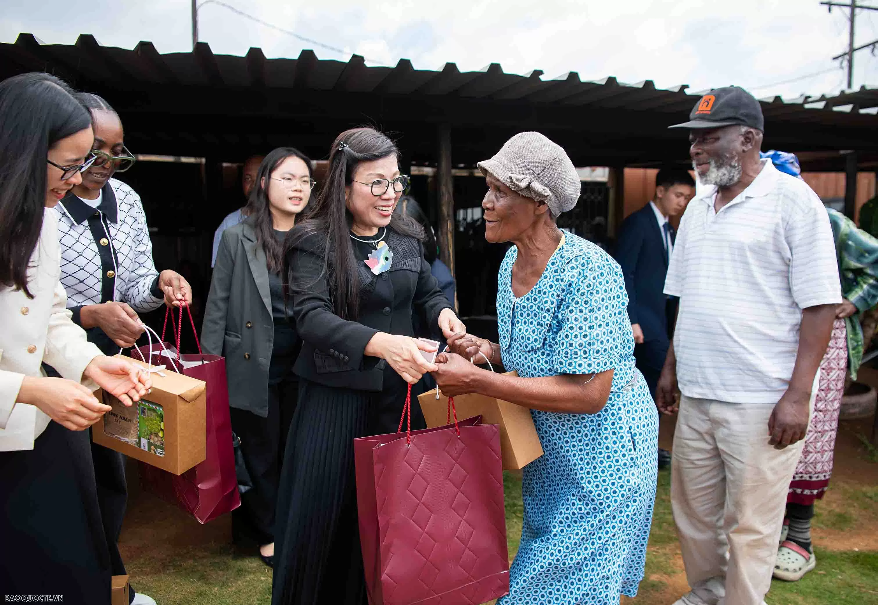 Phu nhân Thủ tướng tặng thực phẩm, đồ dùng học tập người dân và học sinh Nam Phi