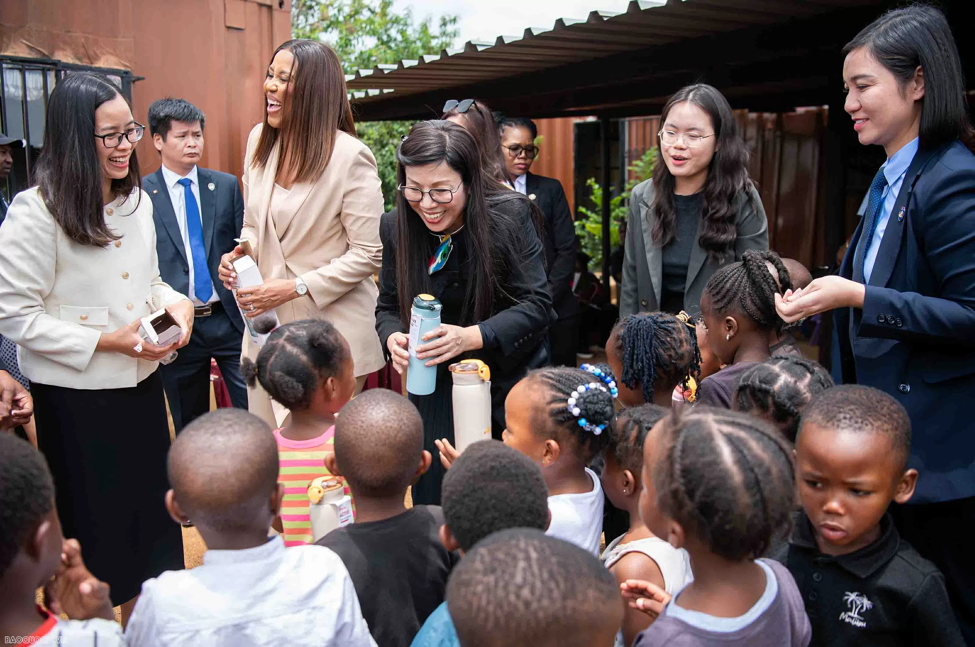 Phu nhân Thủ tướng tặng thực phẩm, đồ dùng học tập người dân và học sinh Nam Phi Phu nhân Thủ tướng tặng thực phẩm, đồ dùng học tập người dân và học sinh Nam Phi