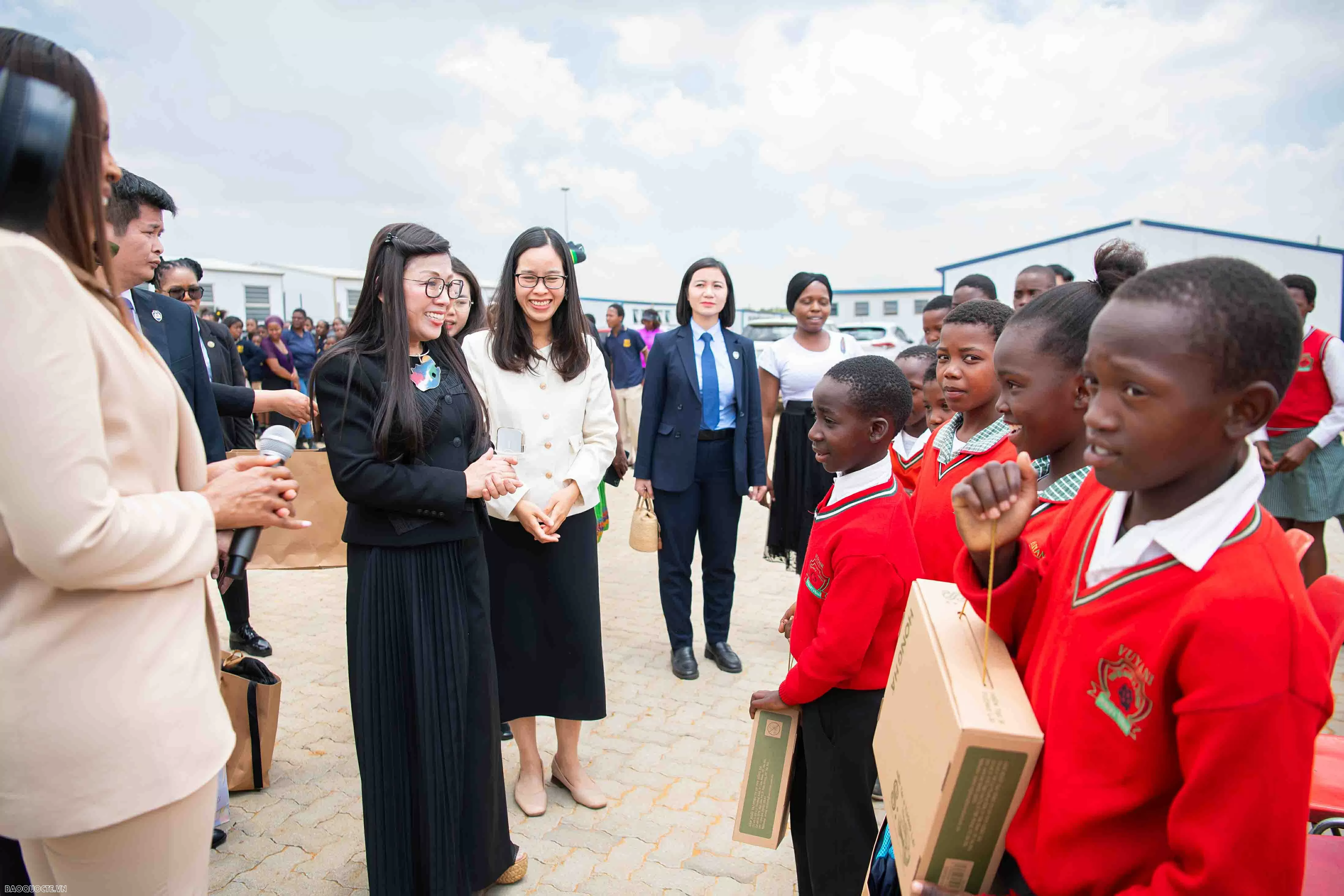 Phu nhân Thủ tướng tặng thực phẩm, đồ dùng học tập người dân và học sinh Nam Phi Phu nhân Thủ tướng tặng thực phẩm, đồ dùng học tập người dân và học sinh Nam Phi