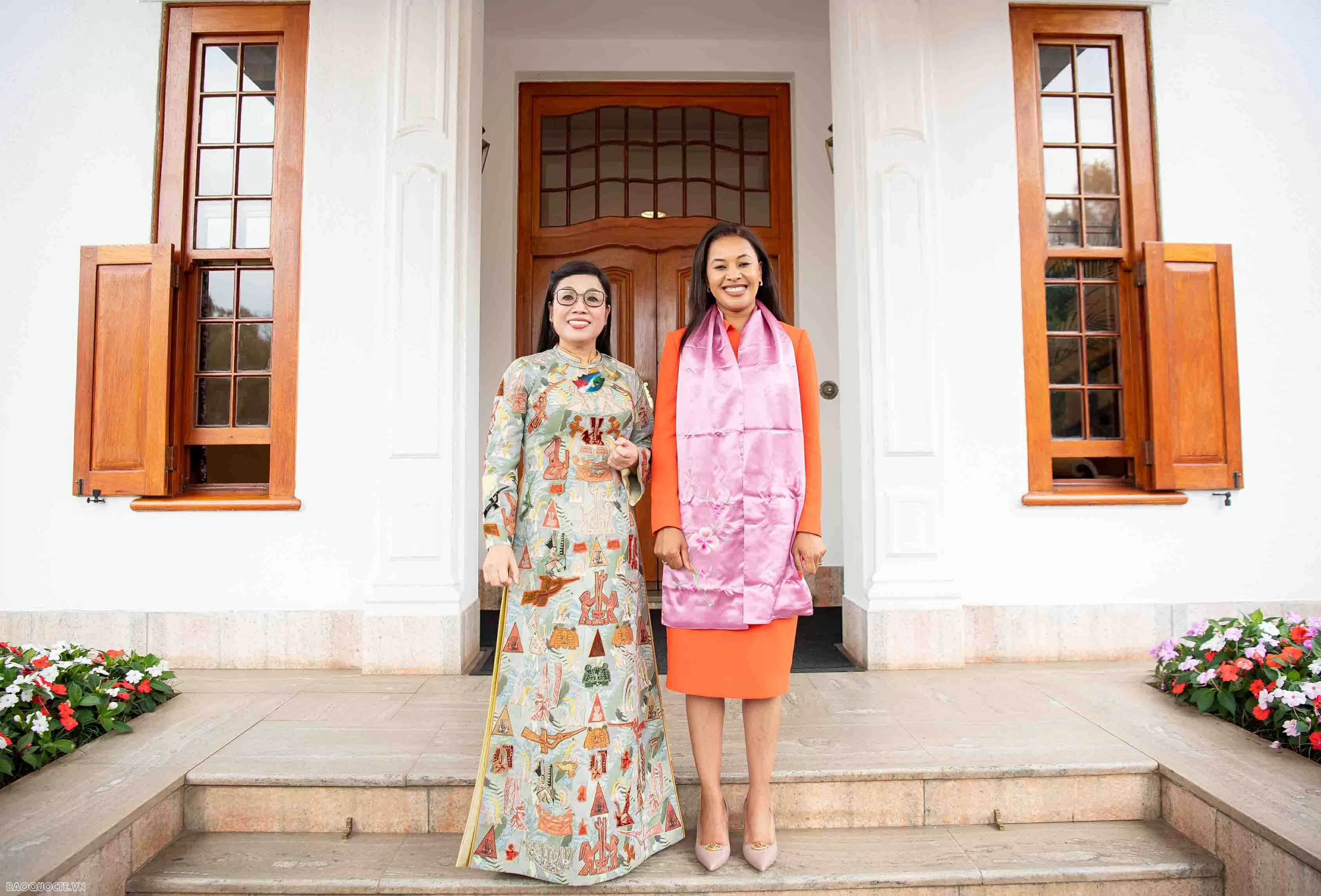 Phu nhân Thủ tướng tặng thực phẩm, đồ dùng học tập người dân và học sinh Nam Phi Phu nhân Thủ tướng tặng thực phẩm, đồ dùng học tập người dân và học sinh Nam Phi