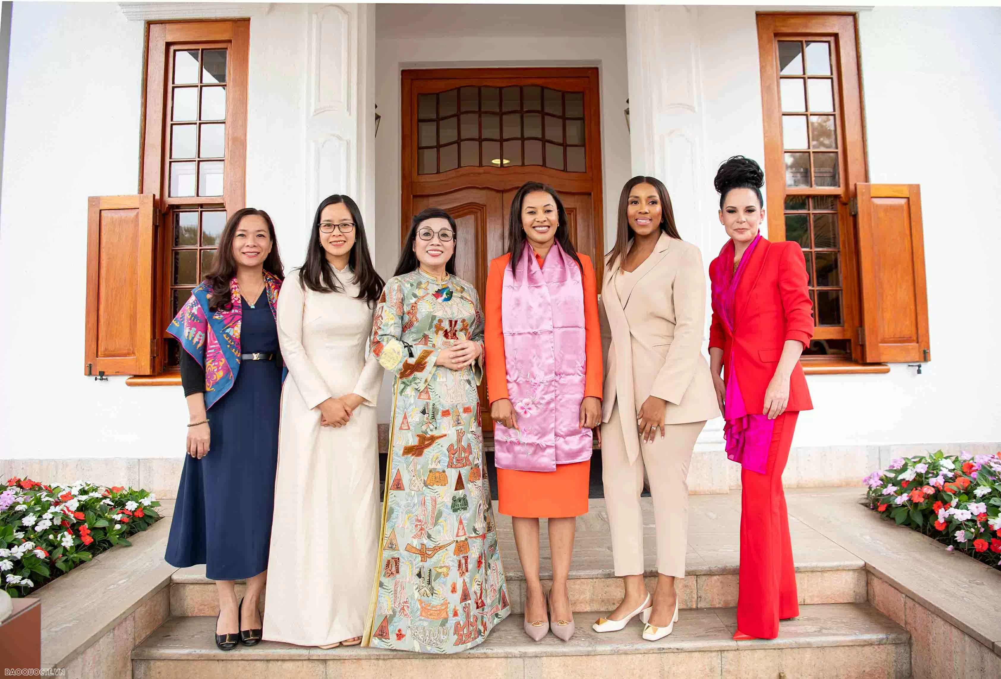 Phu nhân Thủ tướng tặng thực phẩm, đồ dùng học tập người dân và học sinh Nam Phi Phu nhân Thủ tướng tặng thực phẩm, đồ dùng học tập người dân và học sinh Nam Phi