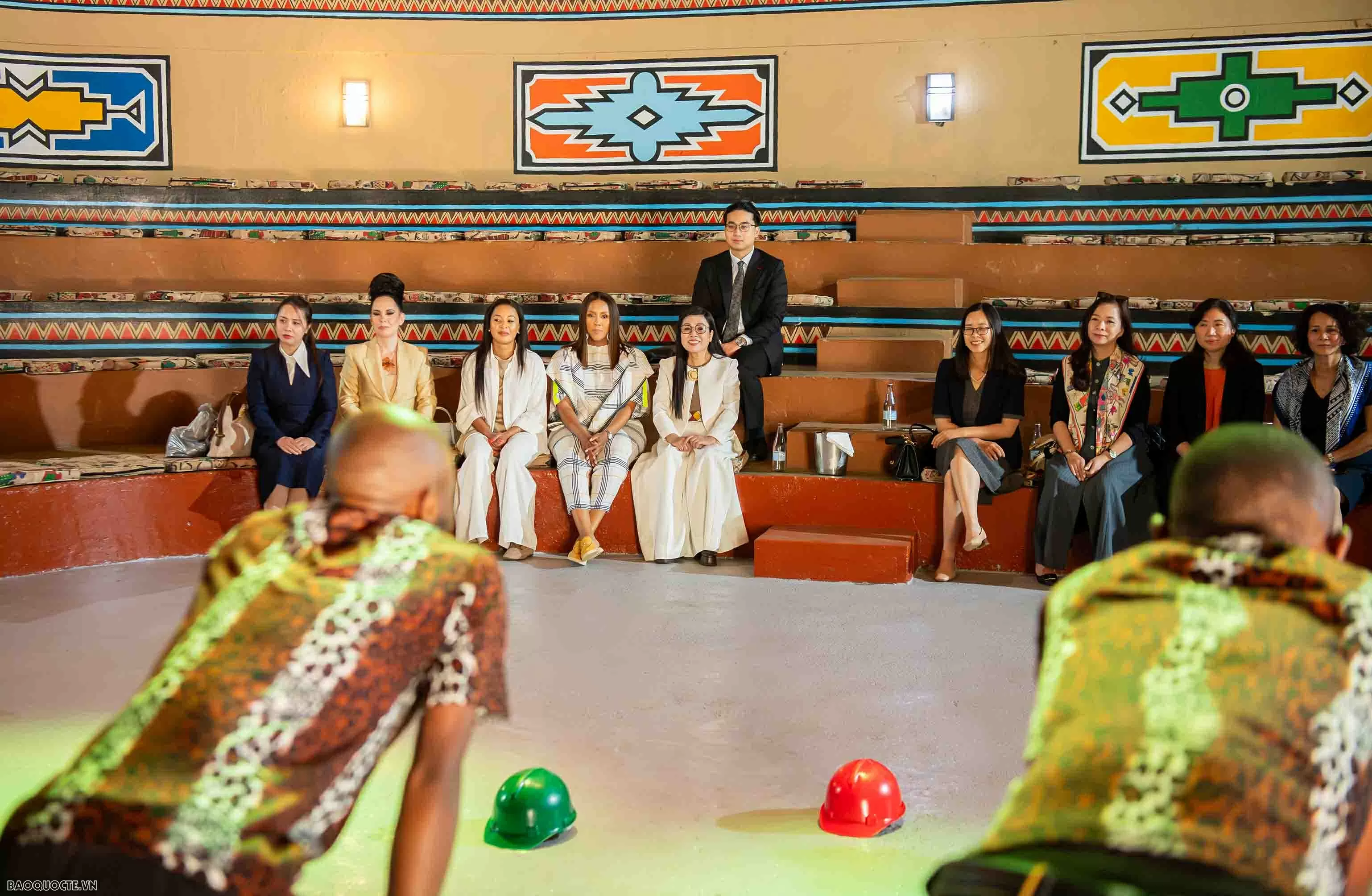 Phu nhân Thủ tướng tặng thực phẩm, đồ dùng học tập người dân và học sinh Nam Phi Phu nhân Thủ tướng tặng thực phẩm, đồ dùng học tập người dân và học sinh Nam Phi