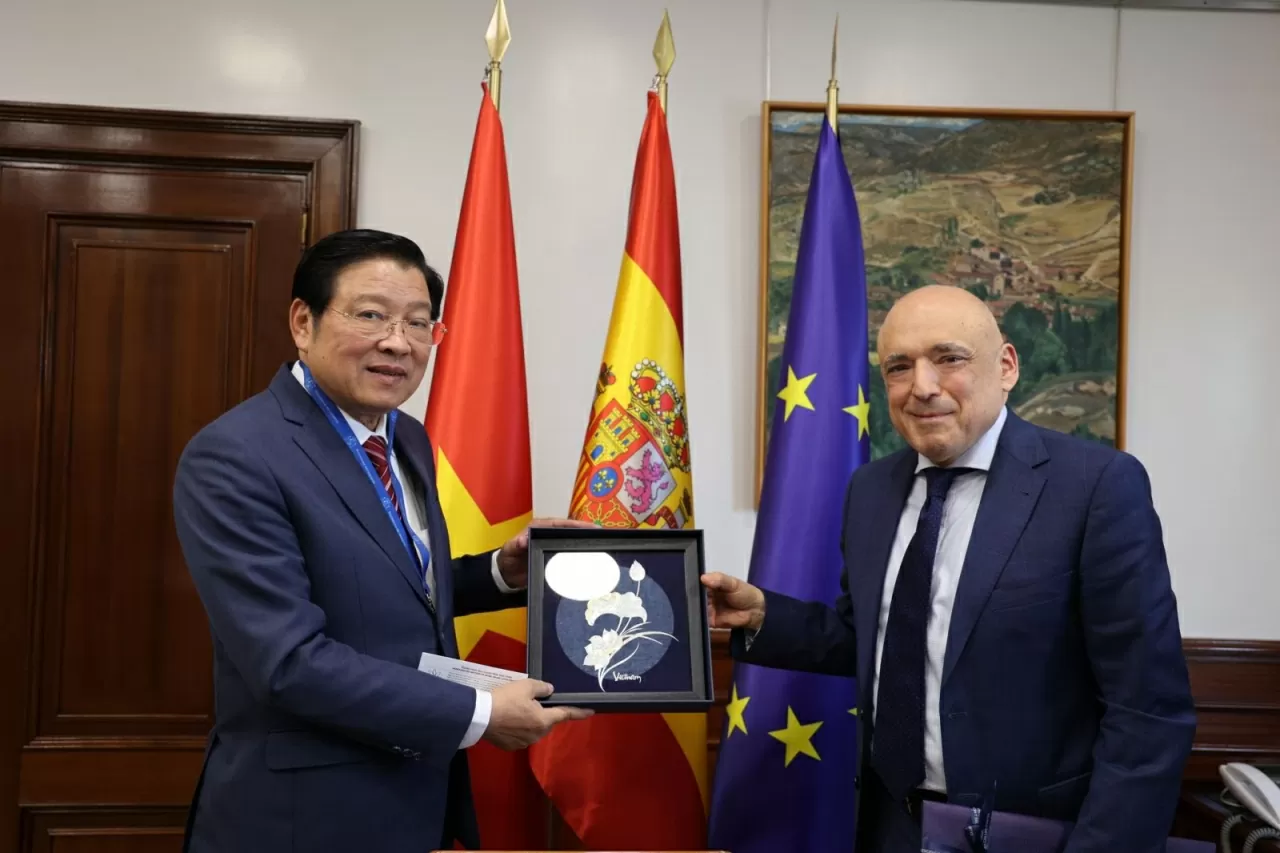 Đoàn đại biểu Đảng Cộng sản Việt Nam thăm và làm việc tại Tây Ban Nha Đoàn đại biểu Đảng Cộng sản Việt Nam thăm và làm việc tại Tây Ban Nha