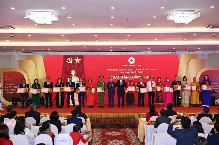 Các điển hình có nhiều đóng góp trong các hoạt động nhân đạo được vinh danh Các điển hình có nhiều đóng góp trong các hoạt động nhân đạo được vinh danh